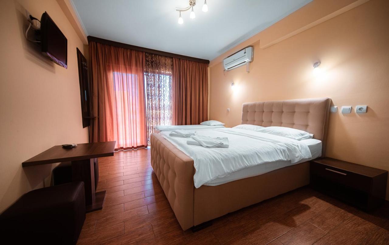 Casa Soarelui Hotel Două Mai Екстериор снимка