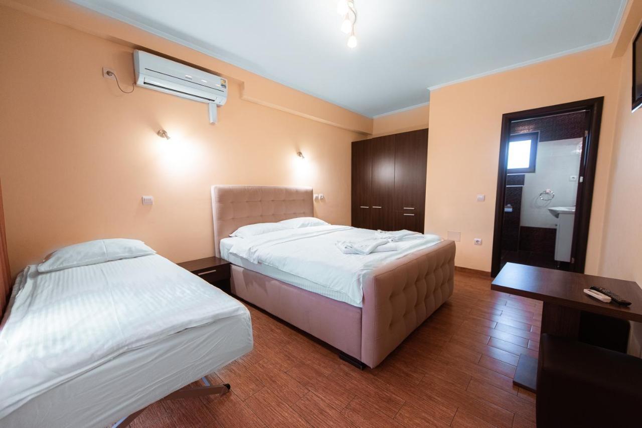 Casa Soarelui Hotel Două Mai Екстериор снимка