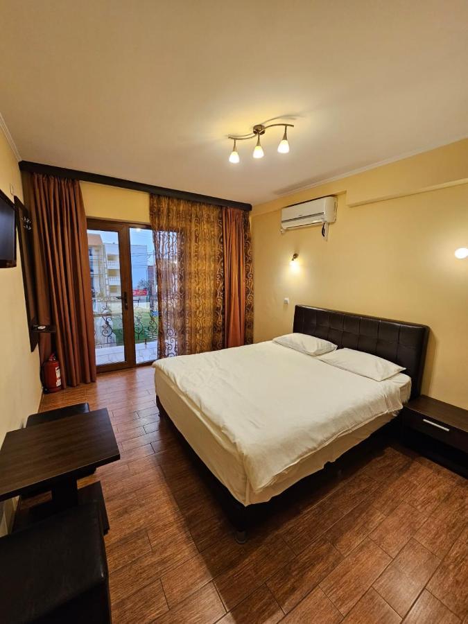 Casa Soarelui Hotel Două Mai Екстериор снимка